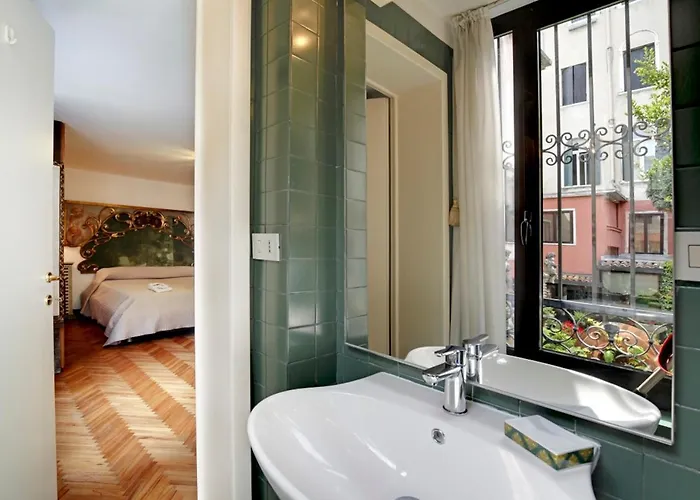 Venetian Accademia Dorsoduro District * البندقية